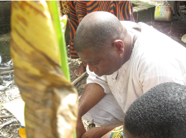 Olúwo Chief Arẹ̀sà praying